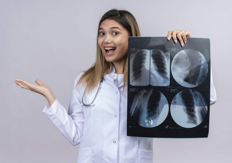 hermosa joven medico vistiendo bata blanca estetoscopio radiografia pulmones scaled