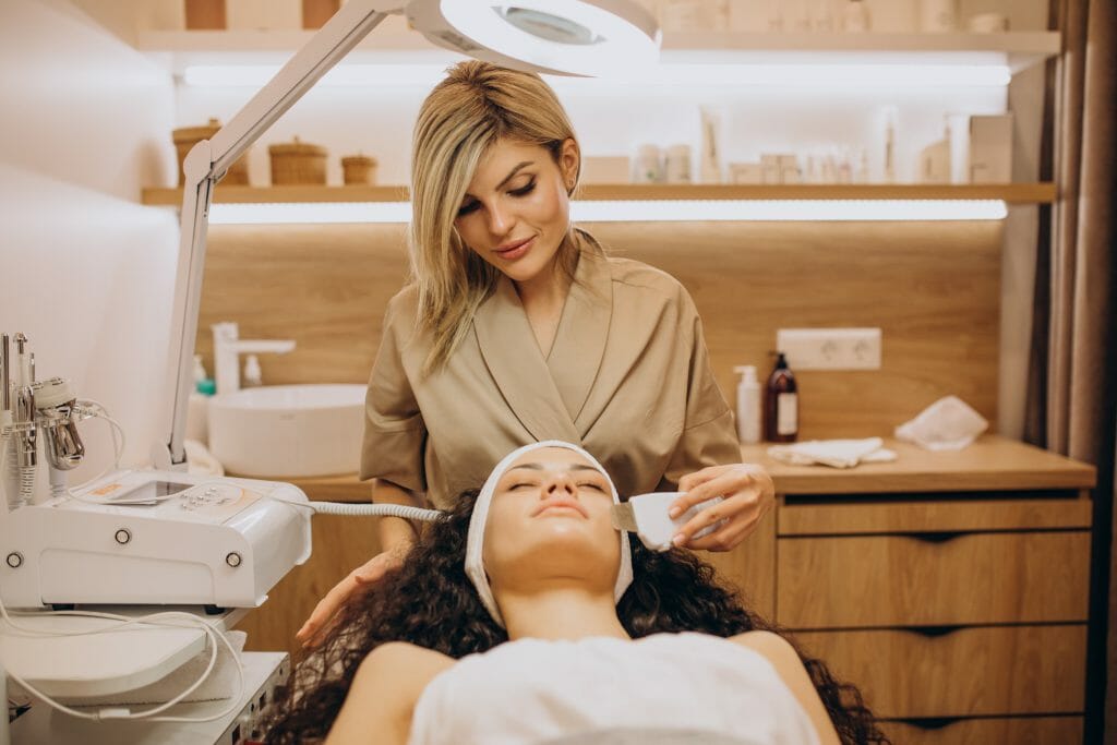 mujer cosmetologa haciendo procedimientos belleza 1 scaled