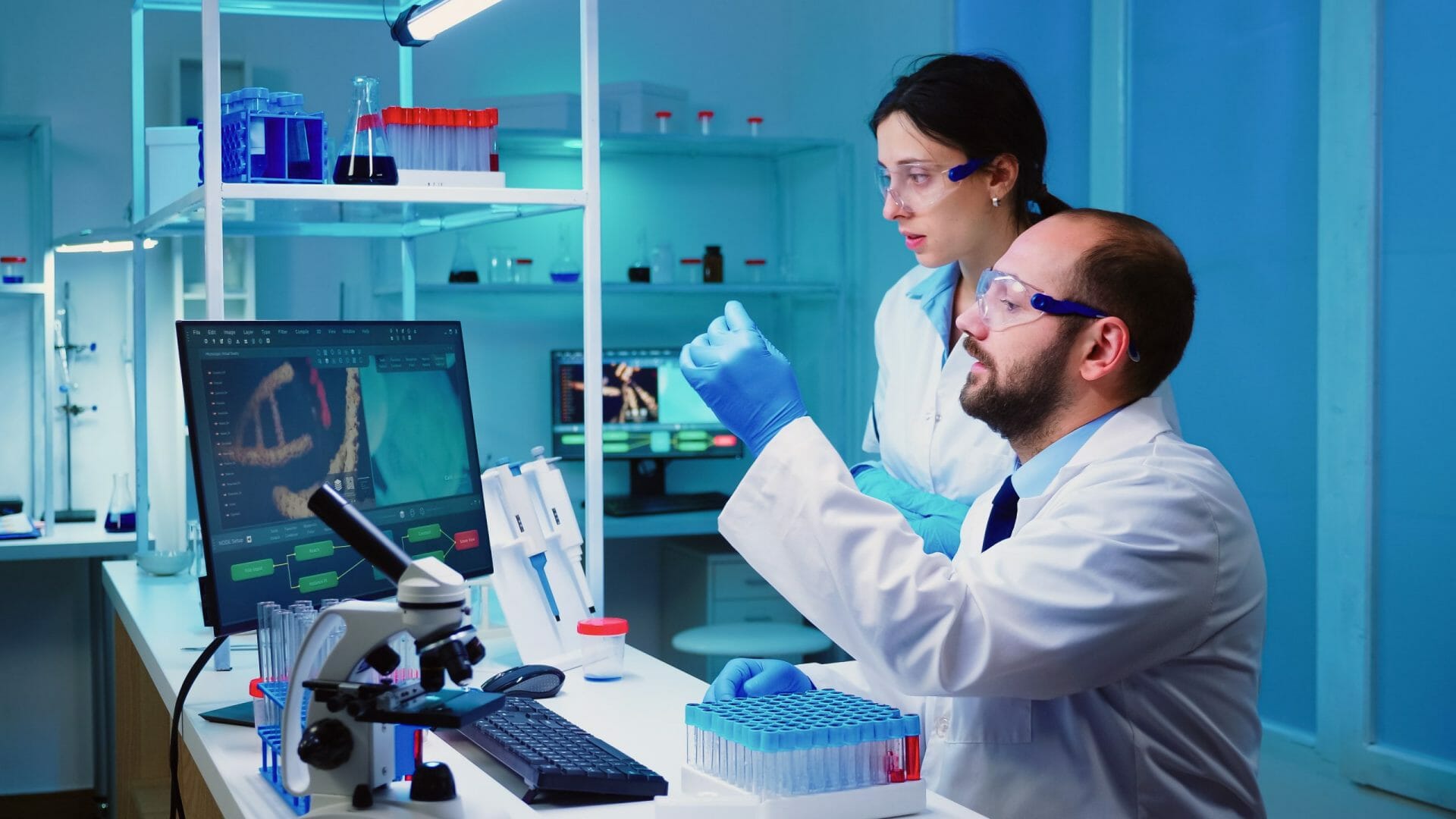 Laboratorio enfermera quimico sosteniendo tubos ensayo trayendo al medico realizando experimento adn discutiendo sobre tratamiento medico trabajando horas extraordinarias scaled