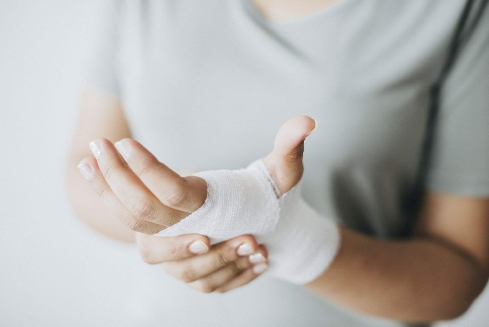mujer vendaje gasa envuelto alrededor su mano scaled mujer vendaje gasa envuelto alrededor su mano scaled
